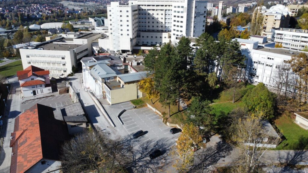 Postavljanje klupa za odmaranje u krugu KCUS-a