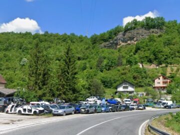 Hitno uklanjanje nepropisno odloženih vozila i oslobađanje javnih površina u naselju Radešine
